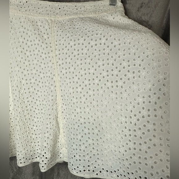 BCBG MAXAZRIA S Eyelet Flowy mini skirt. 100%cotton. Working zipper. - Picture 3 of 6
